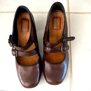 Clarks Artisan brown maryjane 2” heels - 2 instep straps - 7.5M cushion insole